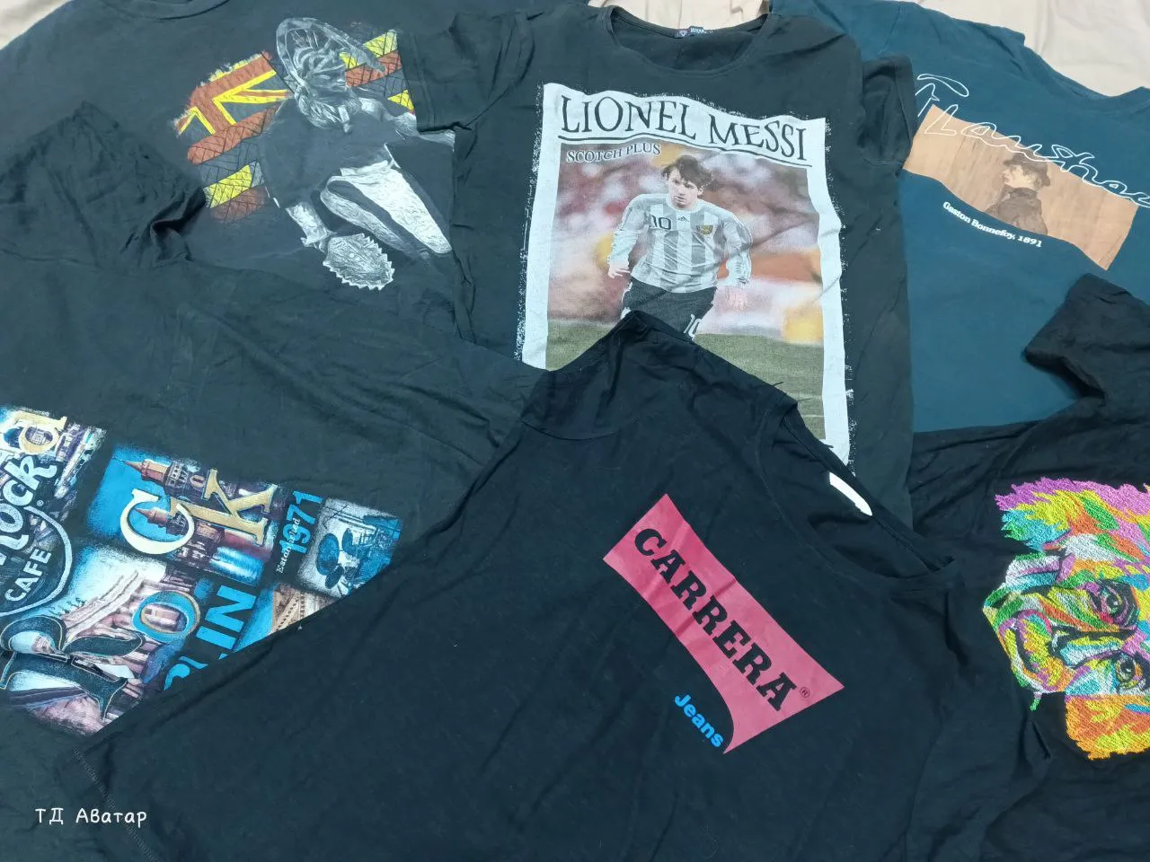 Black t-shirt print
