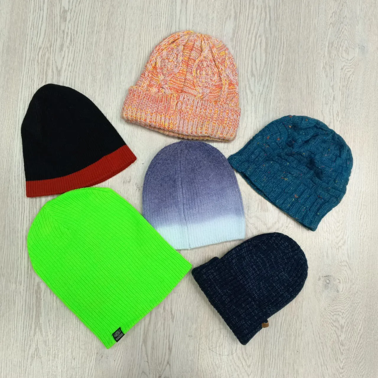 19079 Caps scarfs extra