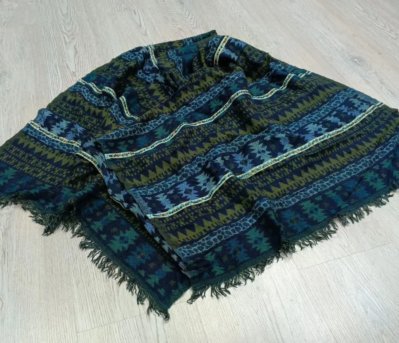 19079 Caps scarfs extra