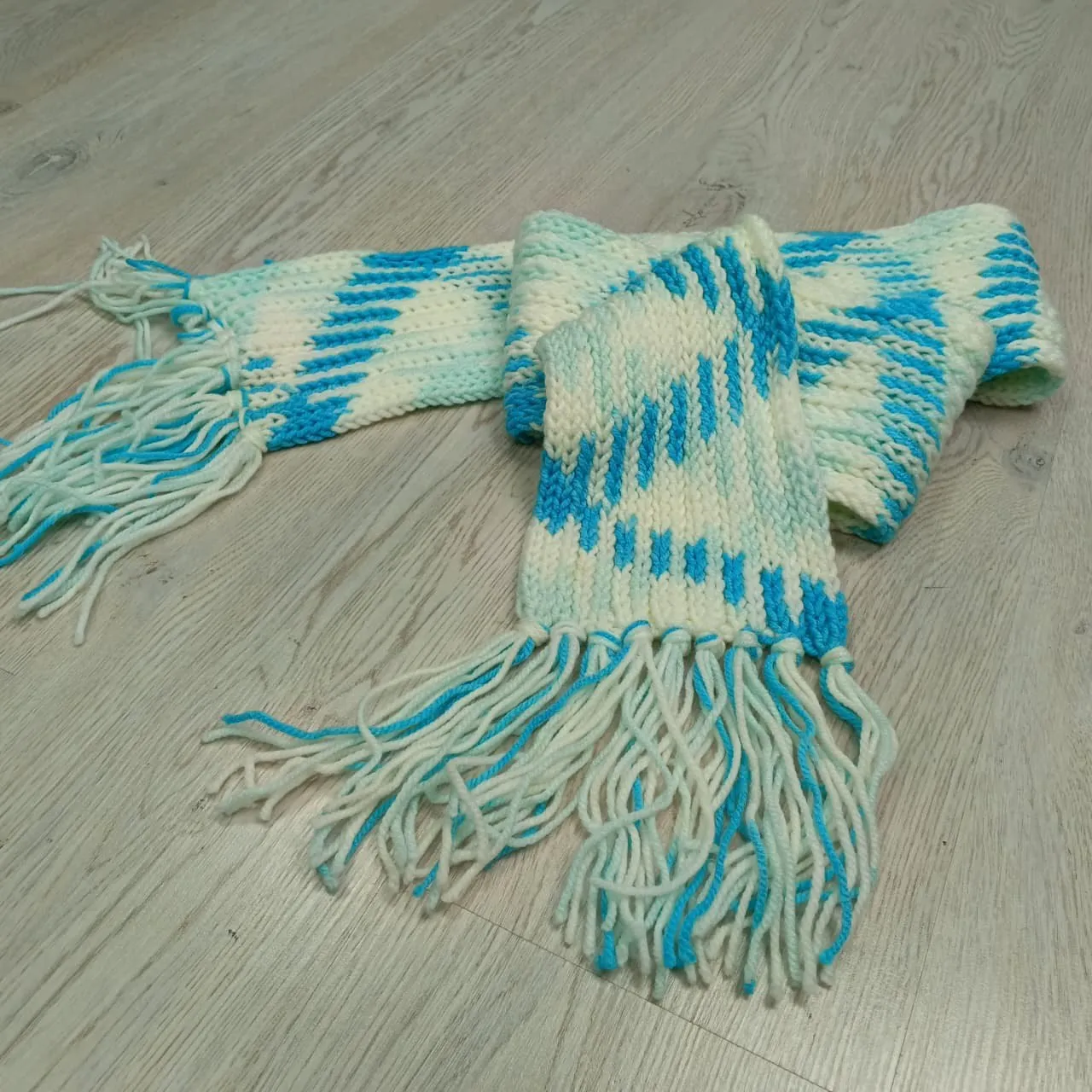 19079 Caps scarfs extra